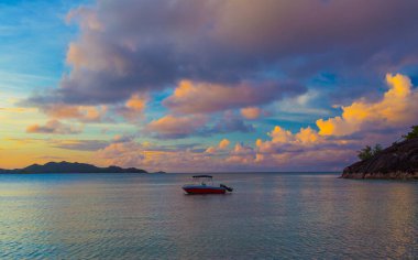 Sahilde gün batımı. Praslin Adası, Seyşeller
