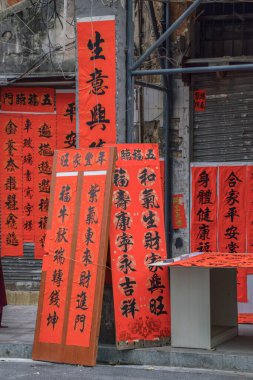 Foshan, Guangdong bölgesi, Çin. 8 Şubat 2021. İnsanlar Bahar Festivali için tebrik mektupları yazıyor. Foshan 'daki Kuaizi caddesinde Çin Yeni Yıl kutlamaları için hazırlık