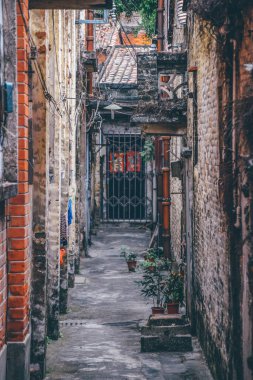 Foshan, Guangdong bölgesi, Çin. 8 Şubat 2021. İnsanlar Bahar Festivali için tebrik mektupları yazıyor. Foshan 'daki Kuaizi caddesinde Çin Yeni Yıl kutlamaları için hazırlık