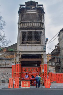 Foshan, Guangdong bölgesi, Çin. 8 Şubat 2021. İnsanlar Bahar Festivali için tebrik mektupları yazıyor. Foshan 'daki Kuaizi caddesinde Çin Yeni Yıl kutlamaları için hazırlık