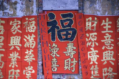 Foshan, Guangdong bölgesi, Çin. 8 Şubat 2021. İnsanlar Bahar Festivali için tebrik mektupları yazıyor. Foshan 'daki Kuaizi caddesinde Çin Yeni Yıl kutlamaları için hazırlık