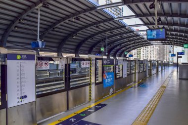 Macau - 2 Nisan 2021: Macau Light Rapid Transit (MLRT) Taipa Hattı. Hafif demiryolu sistemi Taipa ve Cotai bölgelerini birbirine bağlar.