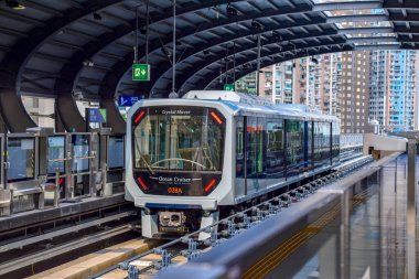 Macau - 2 Nisan 2021: Macau Light Rapid Transit (MLRT) Taipa Hattı. Hafif demiryolu sistemi Taipa ve Cotai bölgelerini birbirine bağlar.