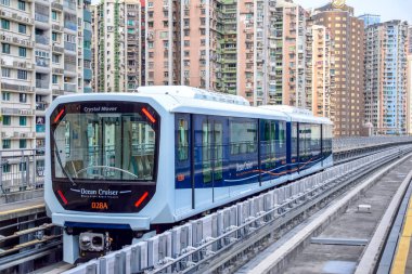 Macau - 2 Nisan 2021: Macau Light Rapid Transit (MLRT) Taipa Hattı. Hafif demiryolu sistemi Taipa ve Cotai bölgelerini birbirine bağlar.