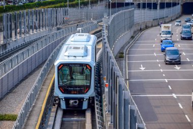 Macau - 2 Nisan 2021: Macau Light Rapid Transit (MLRT) Taipa Hattı. Hafif demiryolu sistemi Taipa ve Cotai bölgelerini birbirine bağlar.