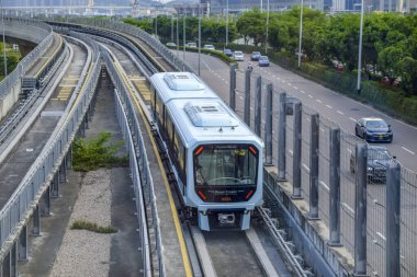 Macau - 2 Nisan 2021: Macau Light Rapid Transit (MLRT) Taipa Hattı. Hafif demiryolu sistemi Taipa ve Cotai bölgelerini birbirine bağlar.