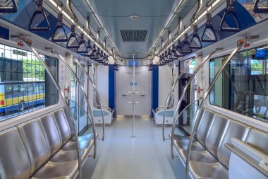 Macau - 2 Nisan 2021: Macau Light Rapid Transit (MLRT) Taipa Hattı. Hafif demiryolu sistemi Taipa ve Cotai bölgelerini birbirine bağlar.