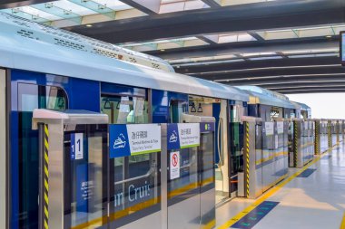 Macau - 2 Nisan 2021: Macau Light Rapid Transit (MLRT) Taipa Hattı. Hafif demiryolu sistemi Taipa ve Cotai bölgelerini birbirine bağlar.