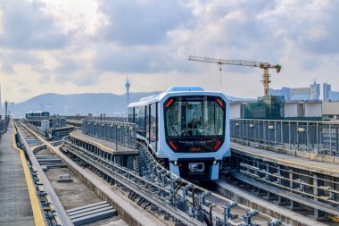 Macau - 2 Nisan 2021: Macau Light Rapid Transit (MLRT) Taipa Hattı. Hafif demiryolu sistemi Taipa ve Cotai bölgelerini birbirine bağlar.