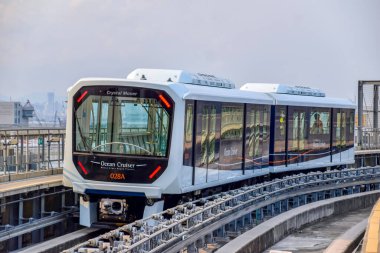 Macau - 2 Nisan 2021: Macau Light Rapid Transit (MLRT) Taipa Hattı. Hafif demiryolu sistemi Taipa ve Cotai bölgelerini birbirine bağlar.