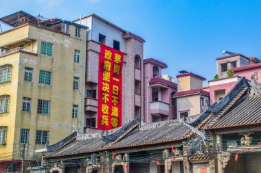 Guangzhou, Çin. 4 Mayıs 2021. Guangzhou Huangpu ilçesindeki Nanwan Köyü. Yıkım altındaki binalar kısmen yıkıldı ve yerine yeni apartmanlar yapılacak..