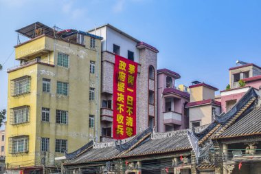 Guangzhou, Çin. 4 Mayıs 2021. Guangzhou Huangpu ilçesindeki Nanwan Köyü. Yıkım altındaki binalar kısmen yıkıldı ve yerine yeni apartmanlar yapılacak..