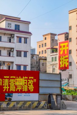 Guangzhou, Çin. 4 Mayıs 2021. Guangzhou Huangpu ilçesindeki Nanwan Köyü. Yıkım altındaki binalar kısmen yıkıldı ve yerine yeni apartmanlar yapılacak..