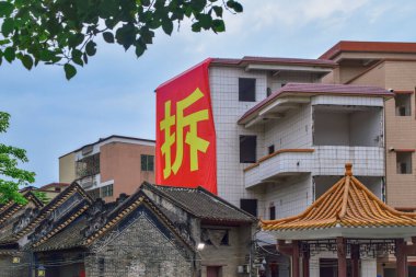 Guangzhou, Çin. 4 Mayıs 2021. Guangzhou Huangpu ilçesindeki Nanwan Köyü. Yıkım altındaki binalar kısmen yıkıldı ve yerine yeni apartmanlar yapılacak..