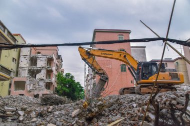 Guangzhou, Çin. 4 Mayıs 2021. Guangzhou Huangpu ilçesindeki Nanwan Köyü. Yıkım altındaki binalar kısmen yıkıldı ve yerine yeni apartmanlar yapılacak..