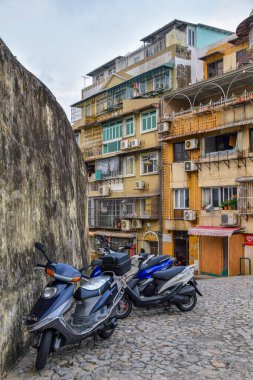 Macao, Çin - 2 Nisan 2020: Makao 'nun yan taraflarında kısa binalar bulunan şehir caddesine bakın