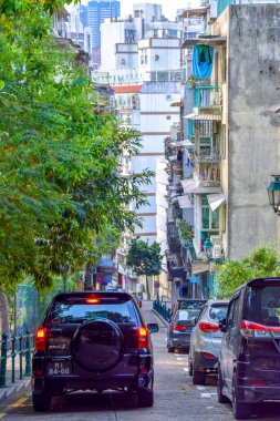 Macao, Çin - 2 Nisan 2020: Makao 'nun yan taraflarında kısa binalar bulunan şehir caddesine bakın