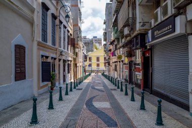 Macao, Çin - 2 Nisan 2020: Makao 'nun yan taraflarında kısa binalar bulunan şehir caddesine bakın