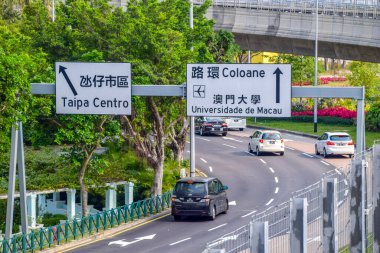 Macao, Çin - 2 Nisan 2020: Makao 'nun yan taraflarında kısa binalar bulunan şehir caddesine bakın