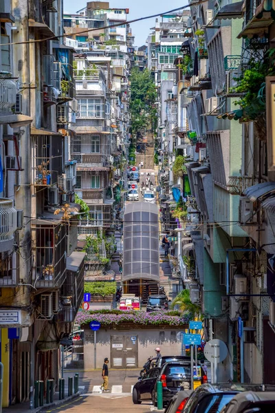 マカオ 2020年4月2日 マカオの両側に短い建物がある都市の通りを見る — ストック写真