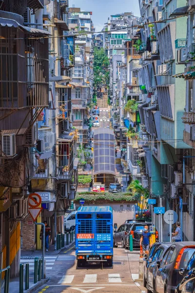 Macao, Çin - 2 Nisan 2020: Makao 'nun yan taraflarında kısa binalar bulunan şehir caddesine bakın