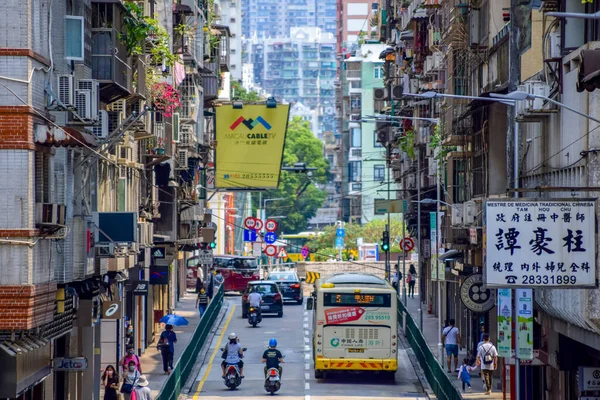 マカオ 2020年4月2日 マカオの両側に短い建物がある都市の通りを見る — ストック写真