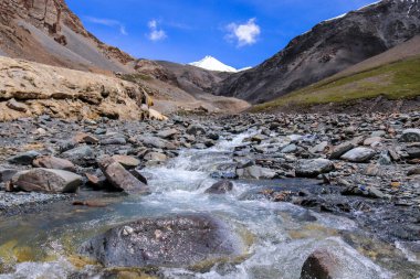 Qilian Dağı 'nın Zhuoer Dağı manzarası. Qilian, Haibei, Qinghai, Çin' de ünlü bir manzara..