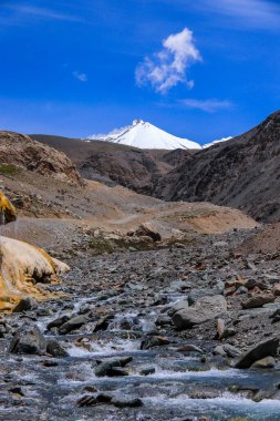 Qilian Dağı 'nın Zhuoer Dağı manzarası. Qilian, Haibei, Qinghai, Çin' de ünlü bir manzara..