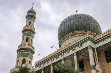Qinghai, Çin 'deki manzara çok güzel. Bulutlu güneşli mavi gökyüzü. Qinghai Tibet demiryolundan alındı..