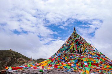 Çin 'in Laji Shan Qinghai ilindeki Tibet Budist tapınağı.
