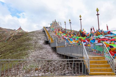 Çin 'in Laji Shan Qinghai ilindeki Tibet Budist tapınağı.