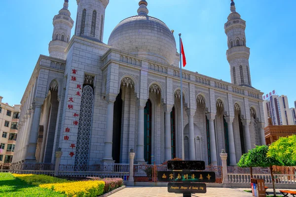 Piękny Krajobraz Qinghai Chiny Słoneczne Błękitne Niebo Chmurami Przyjęte Kolei — Zdjęcie stockowe