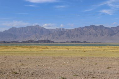 Çin 'in Qinghai eyaletindeki Dachaidan Zümrüt Gölü Dağları' ndaki tuzlu alkali arazinin yansıması.