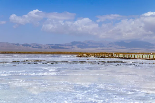 青空とチャカ塩湖の風景は 青海省 中国に位置しています — ストック写真