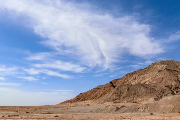 고비사막의 고속도로 의거친 배경으로 모래가 있습니다 — 스톡 사진