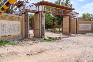 Aksai Oil Town, Jiuquan, Gansu, Çin 'de terk edilmiş şanlı anaokulu..
