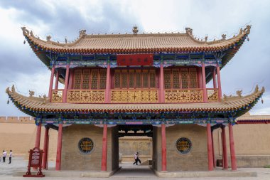 Çin 'deki Çin Seddi Jiayuguan Geçidi' nin duvarları ve evleri 2000 yıldan uzun süredir Çin 'in Gansu Eyaleti Jiayuguan şehrinde görkemli bir şekilde duruyor..