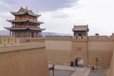 Çin 'deki Çin Seddi Jiayuguan Geçidi' nin duvarları ve evleri 2000 yıldan uzun süredir Çin 'in Gansu Eyaleti Jiayuguan şehrinde görkemli bir şekilde duruyor..