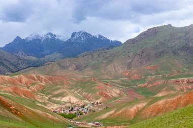 Qilian Dağı 'nın Zhuoer Dağı manzarası. Qilian, Haibei, Qinghai, Çin' de ünlü bir manzara..