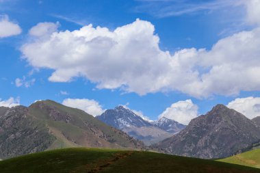 Qilian Dağı 'nın Zhuoer Dağı manzarası. Qilian, Haibei, Qinghai, Çin' de ünlü bir manzara..