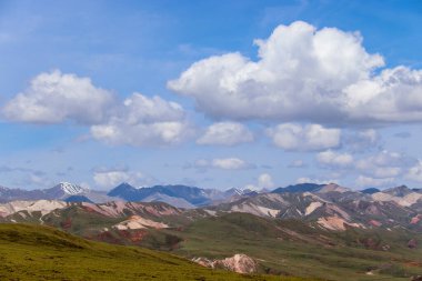 Qilian Dağı 'nın Zhuoer Dağı manzarası. Qilian, Haibei, Qinghai, Çin' de ünlü bir manzara..