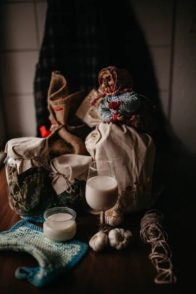 Menutup Kaca Dengan Susu Dan Boneka Buatan Tangan Sebagai Dekorasi — Stok Foto