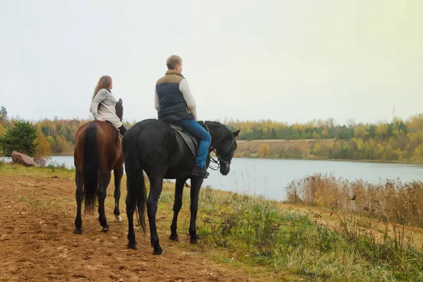 Bonito Casal Jovem Cavalo Floresta Outono Por Lago Cavaleiros Outono — Fotografia de Stock