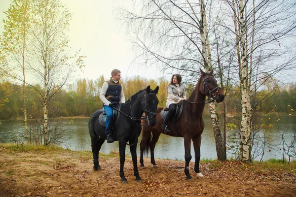 Bonito Casal Jovem Cavalo Floresta Outono Por Lago Cavaleiros Outono — Fotografia de Stock