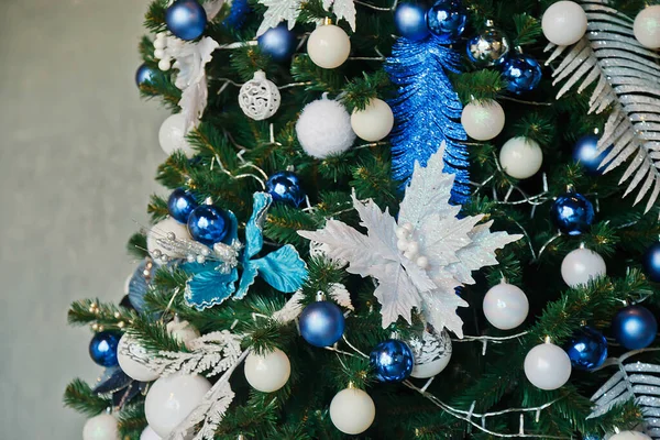 Primo Piano Dell Albero Natale Capodanno Con Elementi Decorativi Neve — Foto Stock