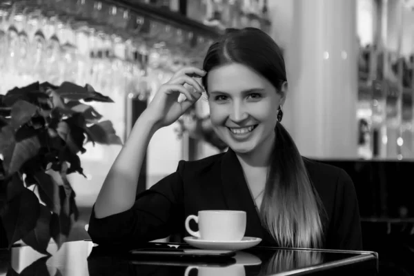 Dziewczyna Słowiański Wygląd Barze Kawiarni Lub Restauracji Białym Cup Kobieta — Zdjęcie stockowe