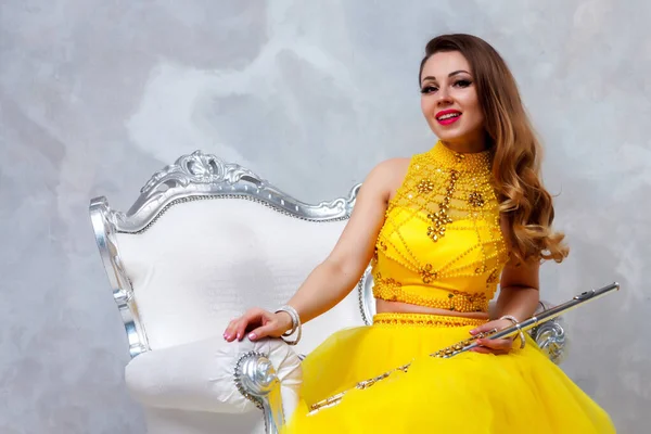 Flötenspieler Mit Flöteninstrument Hübsche Schauspielerin Gelben Kleid Mit Schönheit Goldenes — Stockfoto
