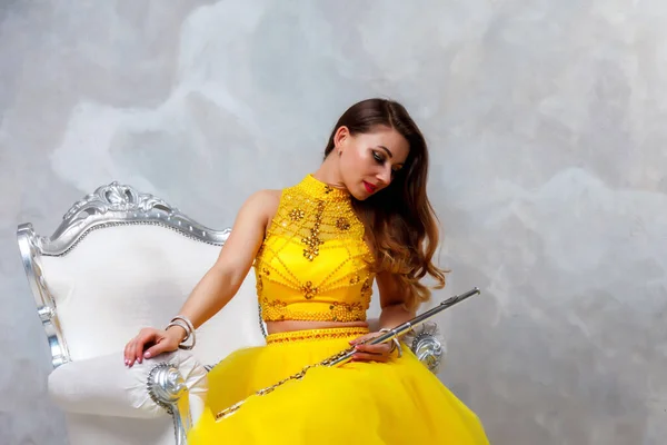 Flecista Instrumentem Fletowym Ładna Aktorka Żółtej Sukience Pięknymi Złotymi Włosami — Zdjęcie stockowe