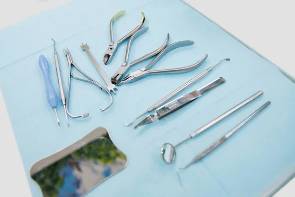 Gli Strumenti Dentistici Del Dentista Sul Tavolo Medico Strumento Laboratorio — Foto Stock