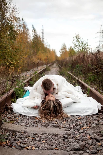 Junges Süßes Paar Auf Hochzeitsreise Bett Auf Den Bahngleisen Mann — Stockfoto